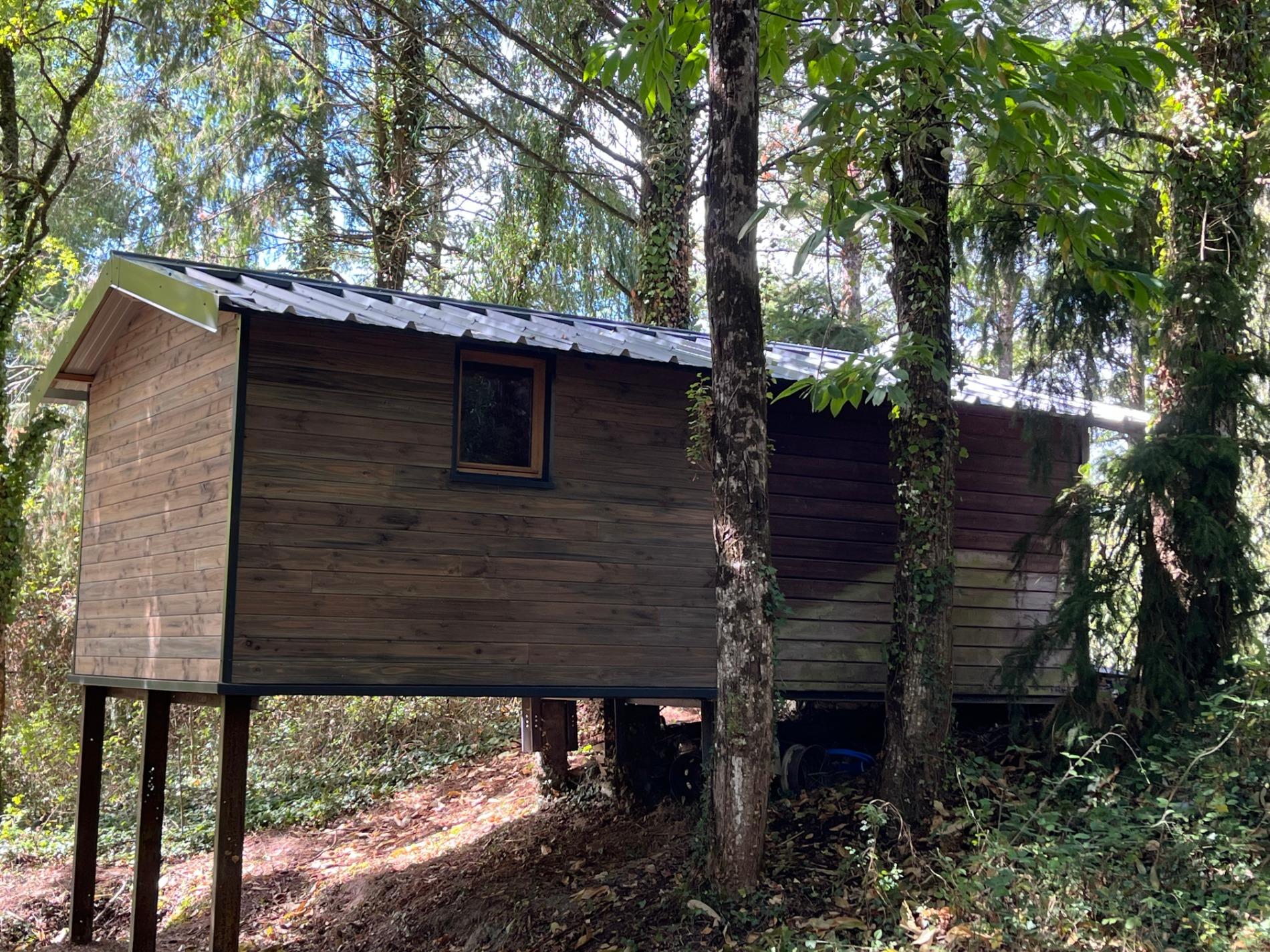 Extension d'une cabane à ossature bois au bord d'un étang de Sologne près de NEUNG SUR BEUVRON
