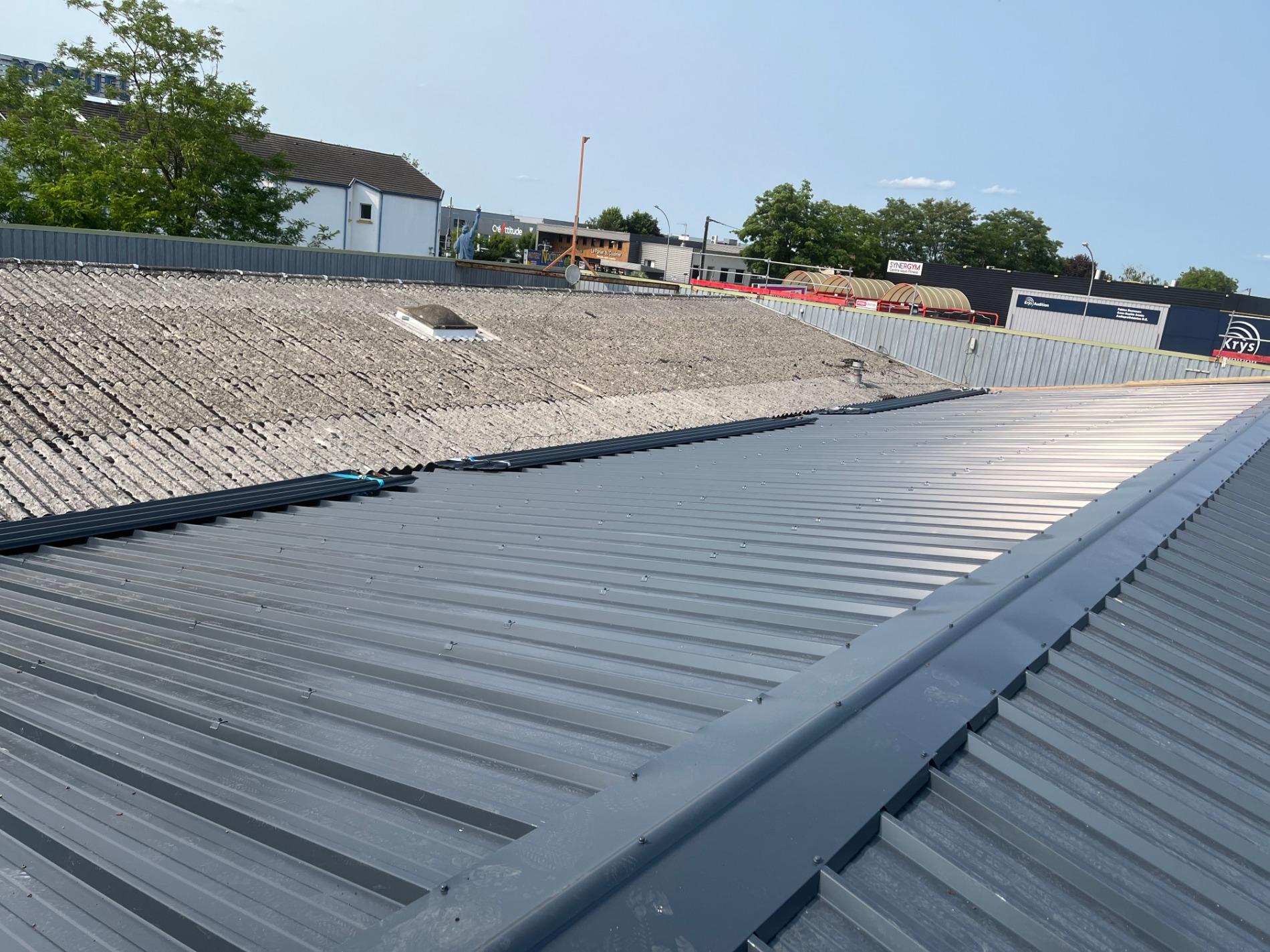 Réfection complète de couverture d'un bâtiment en tôle fibrociment par de la tôle bac acier sur la commune de ST GERVAIS