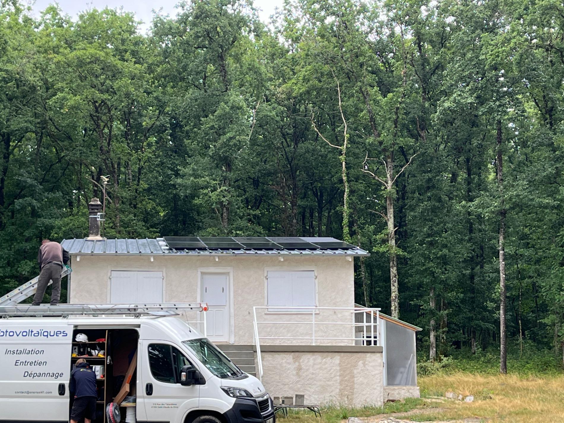 Pose d'une installation photovoltaïque sur un site isolé avec onduleur, batterie de stockage NITRAM près de RILLY SUR LOIRE